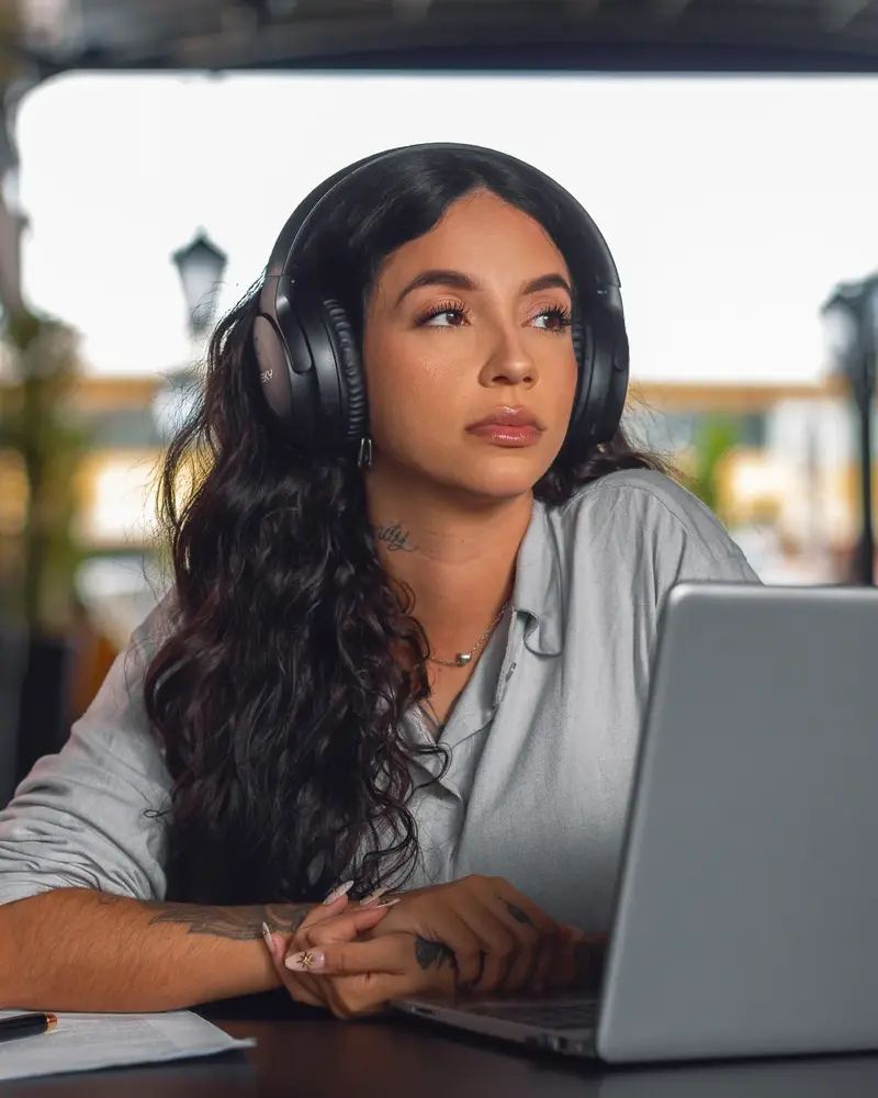 Pessoa usando headphone Meeky F5 ANC Pro durante trabalho focado no home office