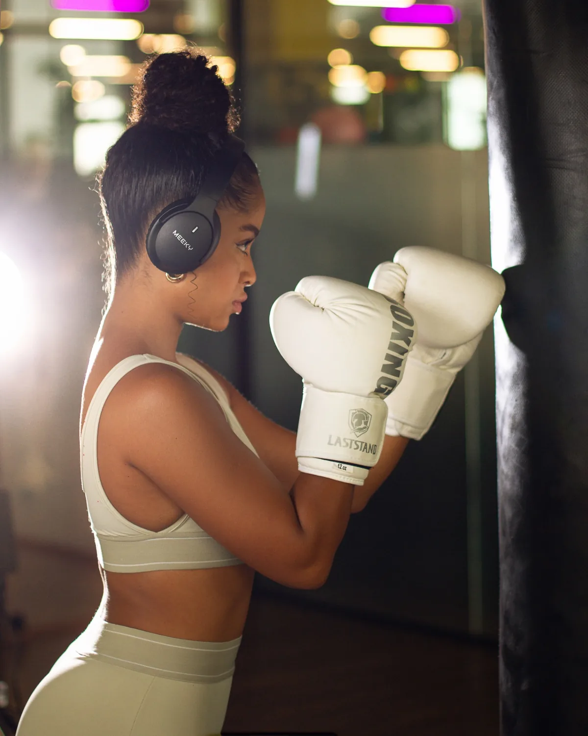Modelo treinando boxe com fone de ouvido Meeky F5 ANC Pro preto